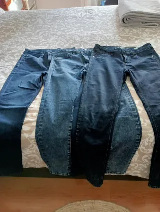 Pantalones vaqueros elásticos azules 6€ cada uno
