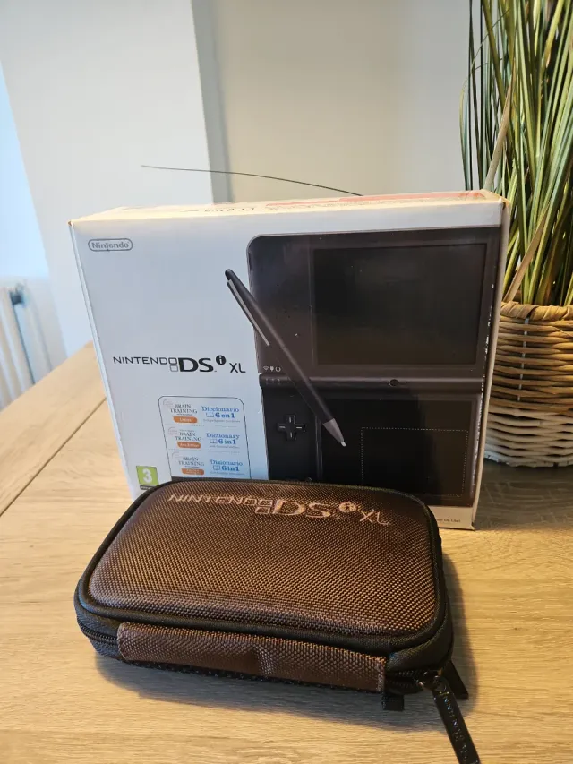 Nintendo DS XL Negra con funda oficial Nintendo