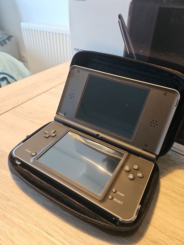 Nintendo DS XL Negra con funda oficial Nintendo