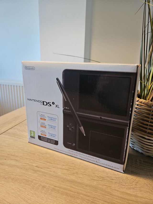 Nintendo DS XL Negra con funda oficial Nintendo