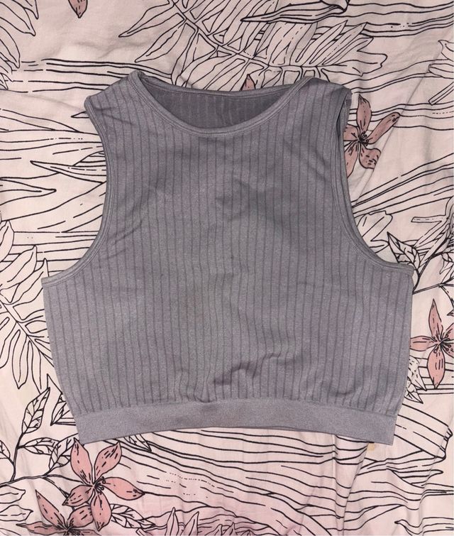 Top deportivo gris acanalado