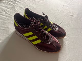 Zapatillas Adidas Burdeos y Verde Neón