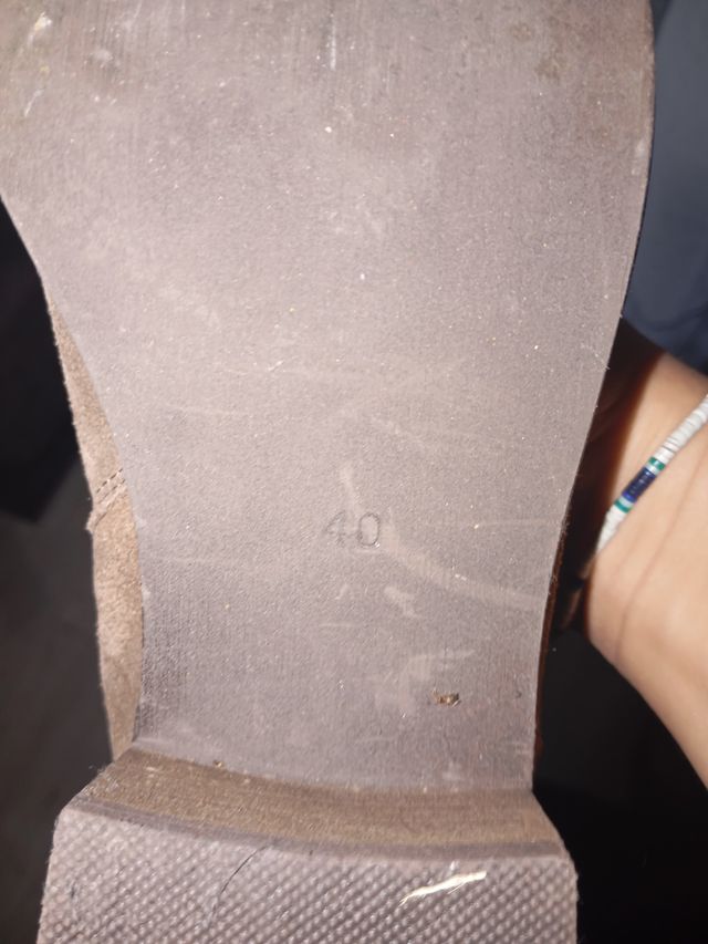 Botas altas de ante marrones y botas negras 
