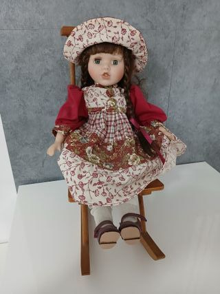 Bambola Ceramica Porcellana con Sedia Legno