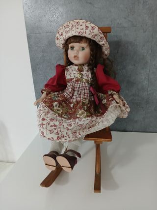 Bambola Ceramica Porcellana con Sedia Legno