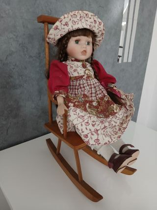 Bambola Ceramica Porcellana con Sedia Legno