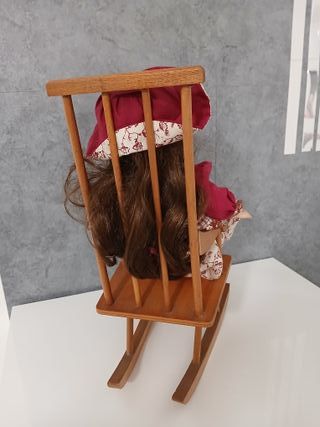 Bambola Ceramica Porcellana con Sedia Legno