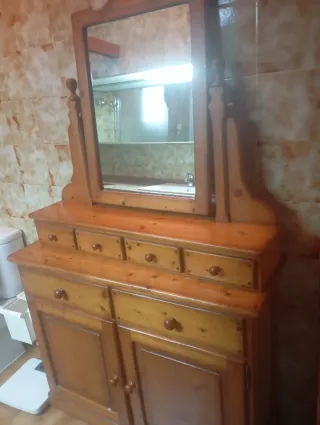 Cómoda de madera con espejo