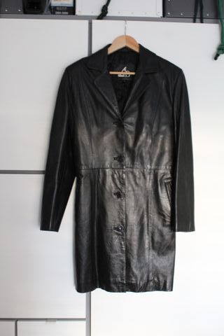 Chaquetón de cuero negro