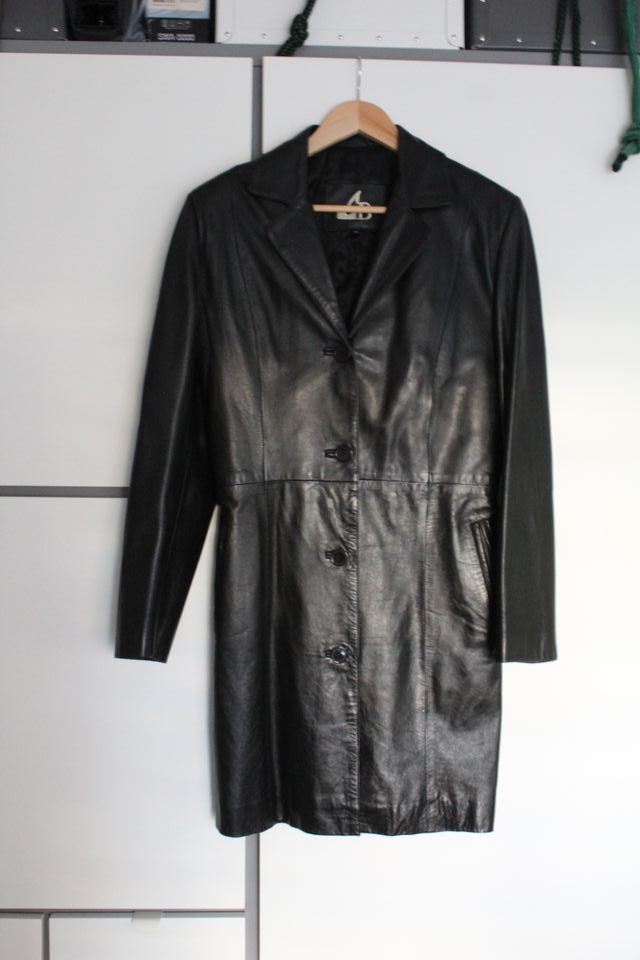 Chaquetón de cuero negro