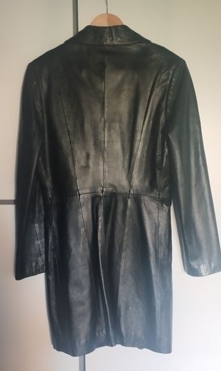 Chaquetón de cuero negro