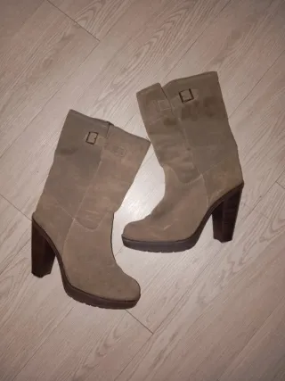 Botines beige tacón color topo con tacón ancho