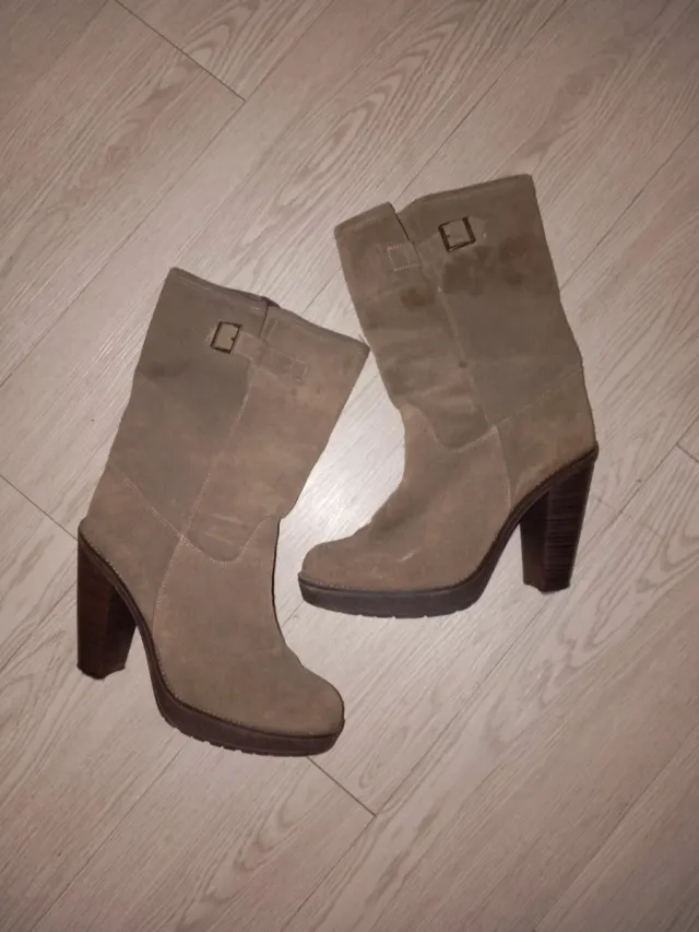 Botines beige tacón color topo con tacón ancho