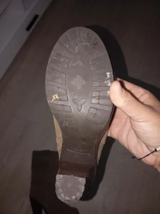 Botines beige tacón color topo con tacón ancho