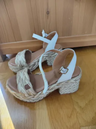 Sandalias cuña esparto blancas y beige