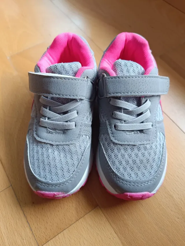 Zapatillas deportivas grises y rosas