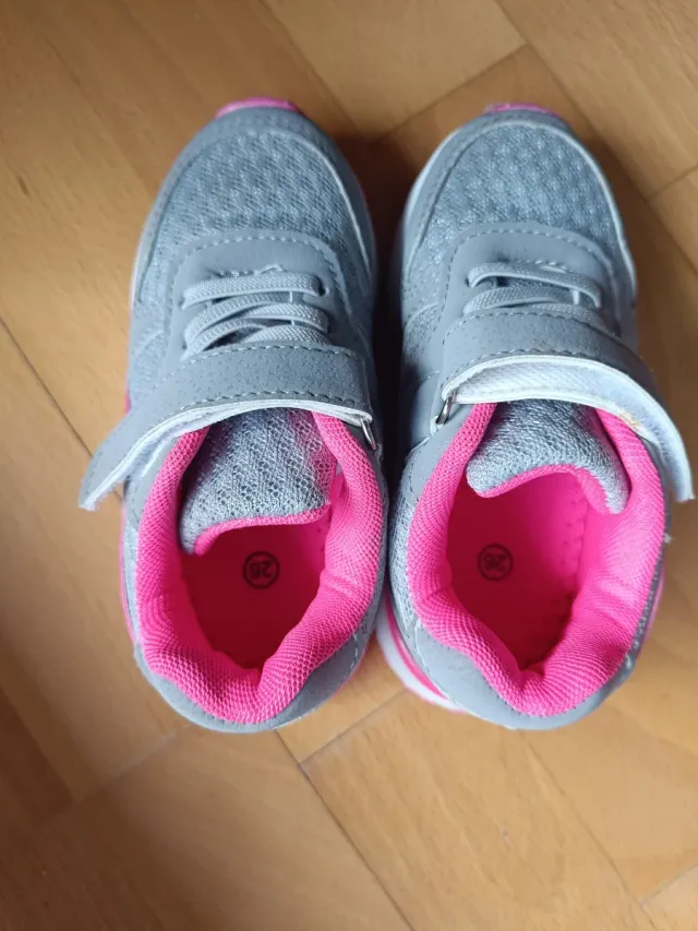 Zapatillas deportivas grises y rosas