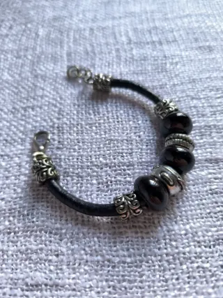 Pulsera de Cuero con Cuentas Tipo Pandora 