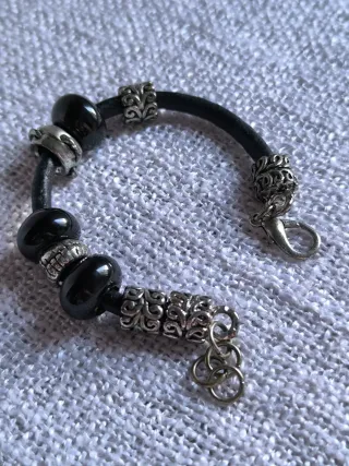 Pulsera de Cuero con Cuentas Tipo Pandora 