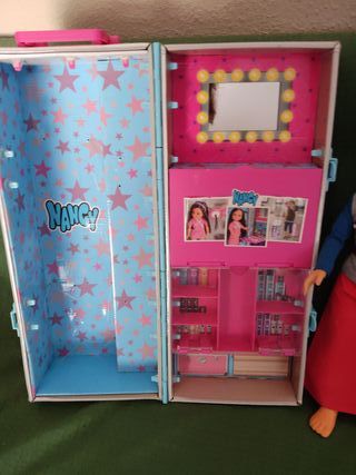 Nancy y su maleta de viaje