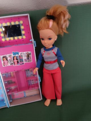 Nancy y su maleta de viaje