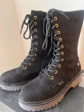 Botas negras ante media caña