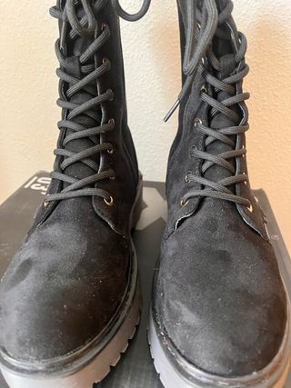 Botas negras ante media caña