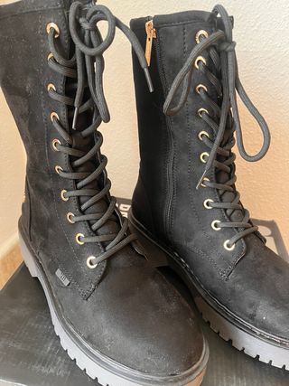 Botas negras ante media caña