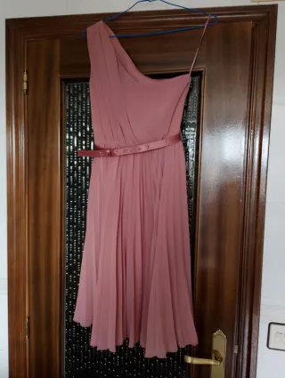 Vestido asimétrico plisado hombro descubierto
