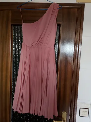 Vestido asimétrico plisado hombro descubierto