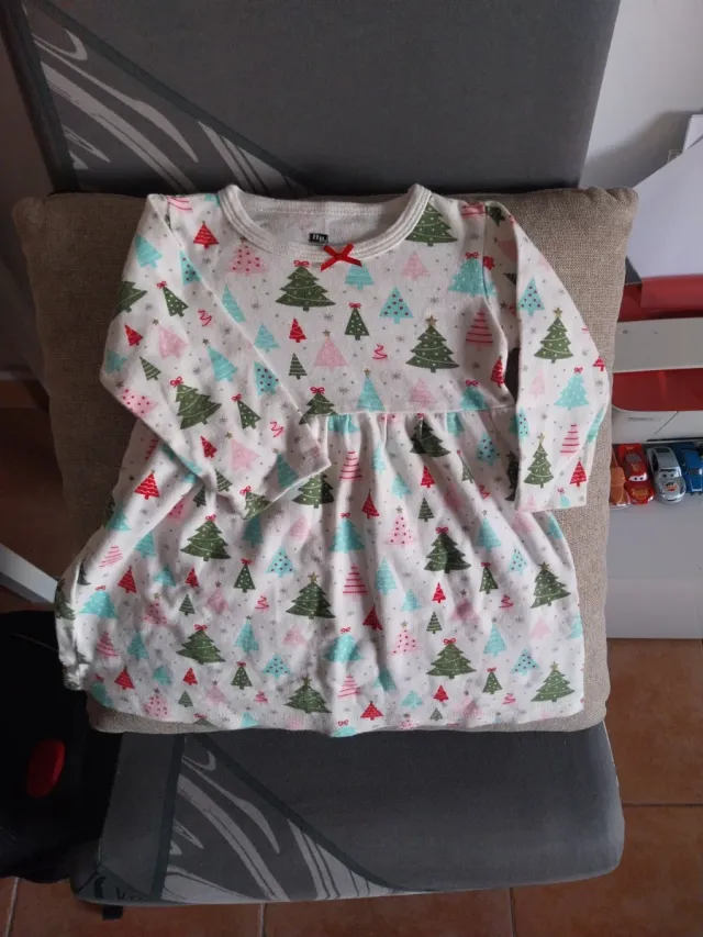 4 Vestidos niña 18 meses. Navidad. Lote 10 euros.