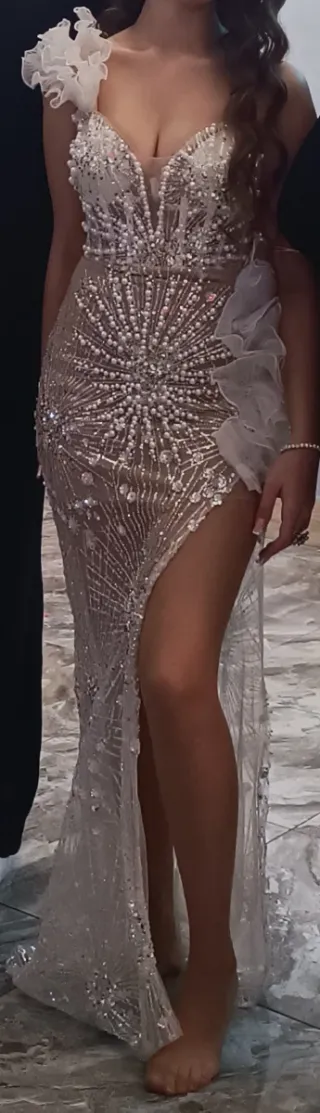 Vestido de fiesta plateado y blanco