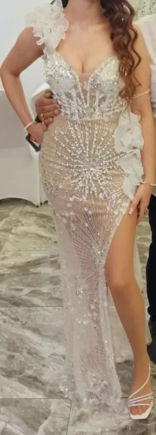 Vestido de fiesta plateado y blanco