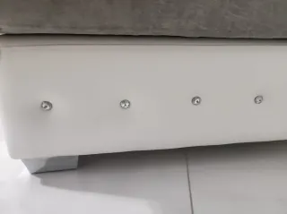 Divano angolare grigio e bianco 180cm x 200cm