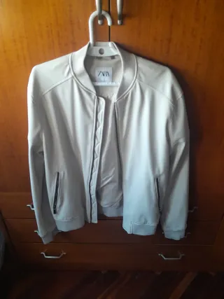 Cazadora Zara estilo universitario blanca