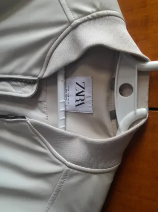 Cazadora Zara estilo universitario blanca