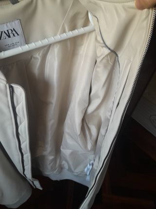 Cazadora Zara estilo universitario blanca