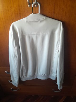 Cazadora Zara estilo universitario blanca