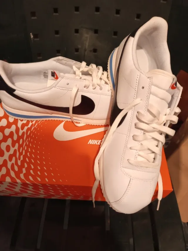 Zapatillas Nike cortes Talla 47 Blancas Negras