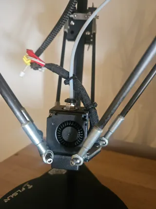 Impresora 3D delta Flsun Negra y Amarilla
