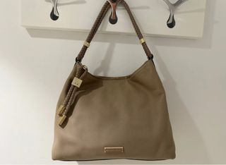 Bolso Michael Kors Beige con Detalles Dorados