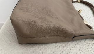 Bolso Michael Kors Beige con Detalles Dorados