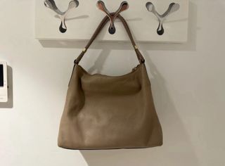 Bolso Michael Kors Beige con Detalles Dorados