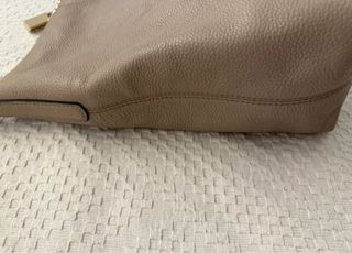 Bolso Michael Kors Beige con Detalles Dorados