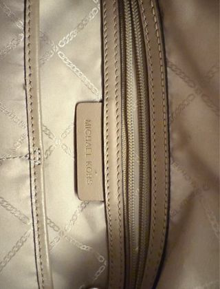 Bolso Michael Kors Beige con Detalles Dorados