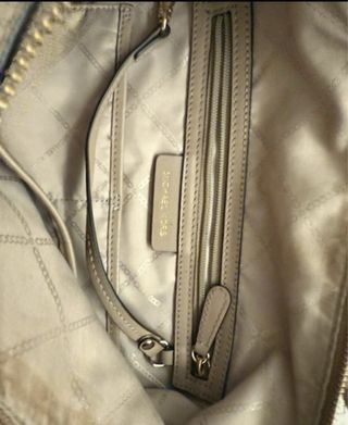 Bolso Michael Kors Beige con Detalles Dorados