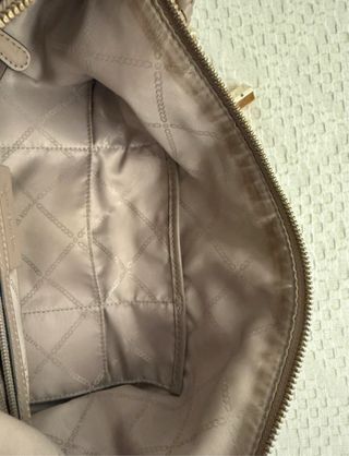 Bolso Michael Kors Beige con Detalles Dorados