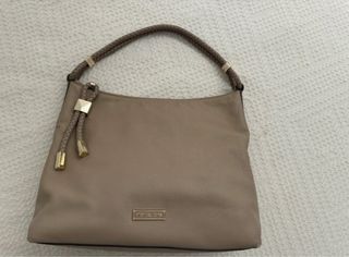 Bolso Michael Kors Beige con Detalles Dorados