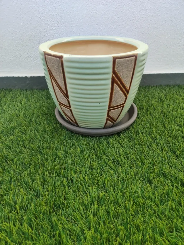 Maceta y plato de cerámica