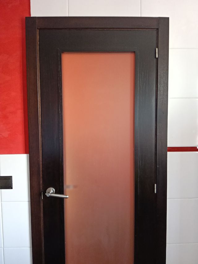 Puerta madera con cristal translúcido